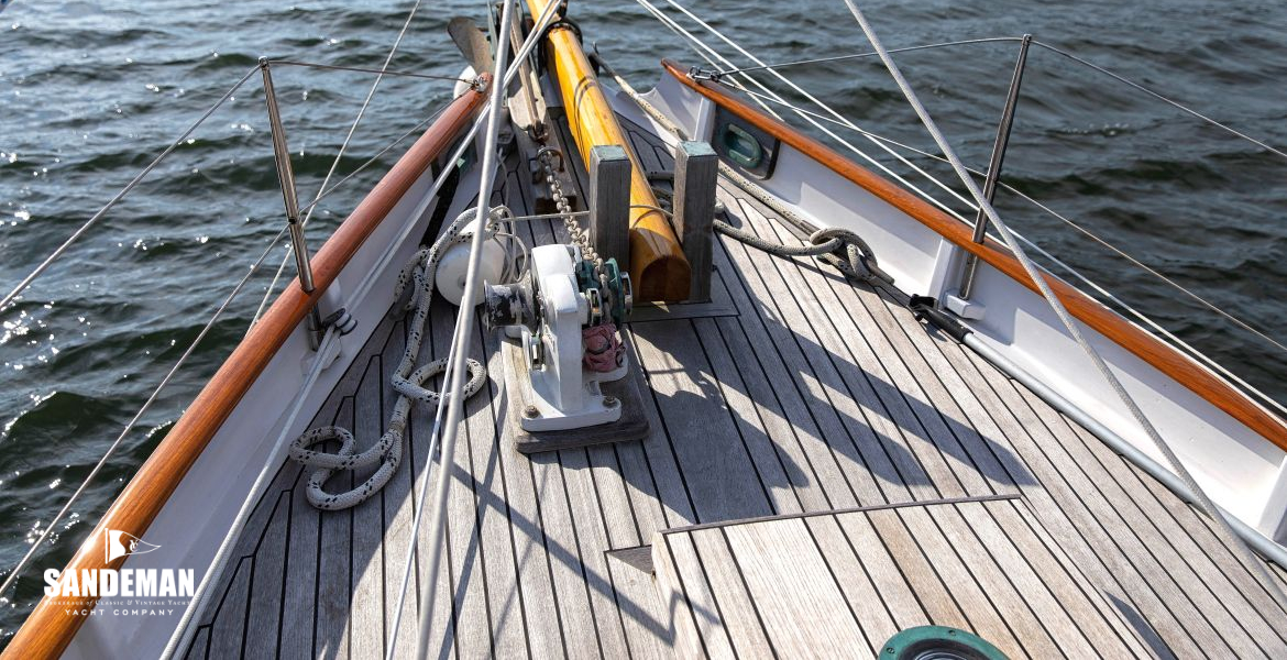 Foredeck view forward