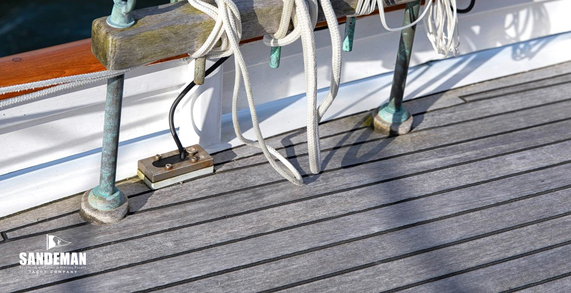 Pin rail at shrouds