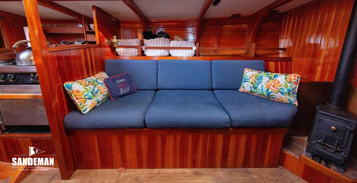 Saloon to port