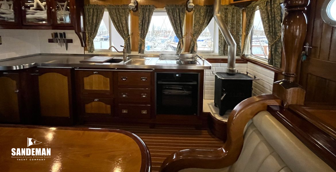 Saloon/ dinette view to starboard