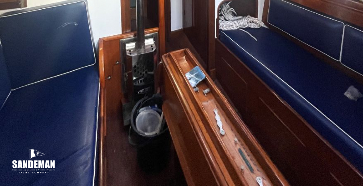 Saloon view forward
