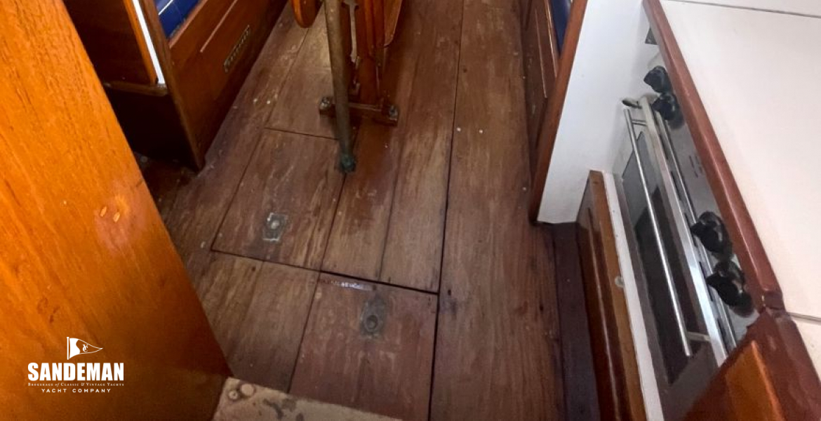 Saloon view forward