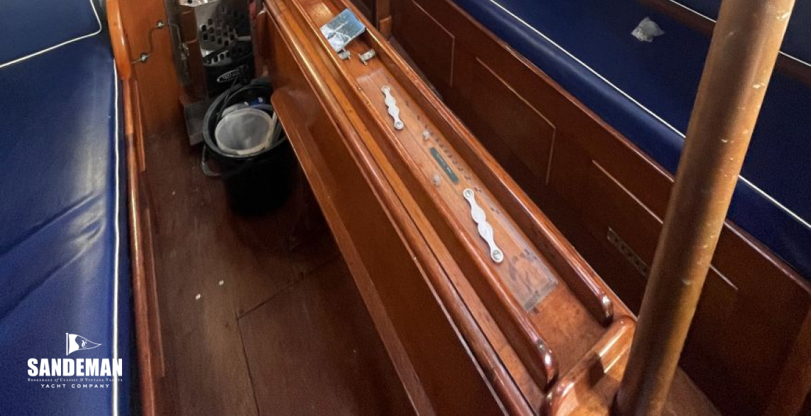 Saloon view forward