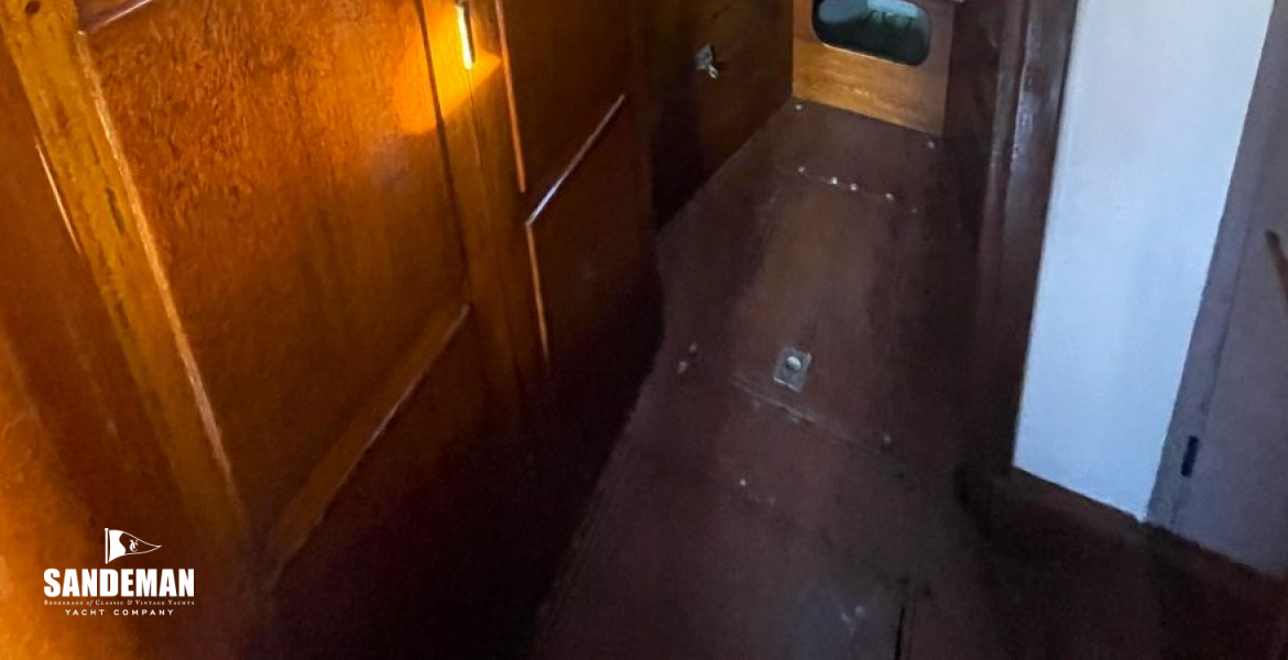 Passage/ WC Compartment view forward