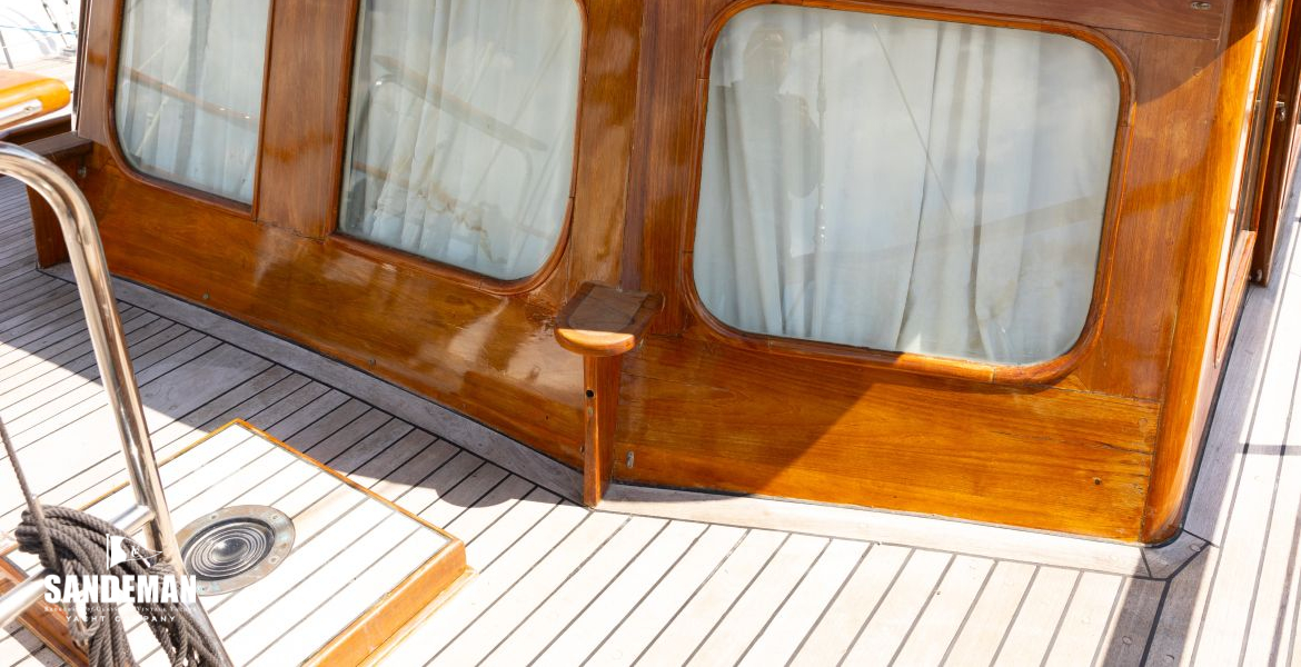 Deck saloon forward