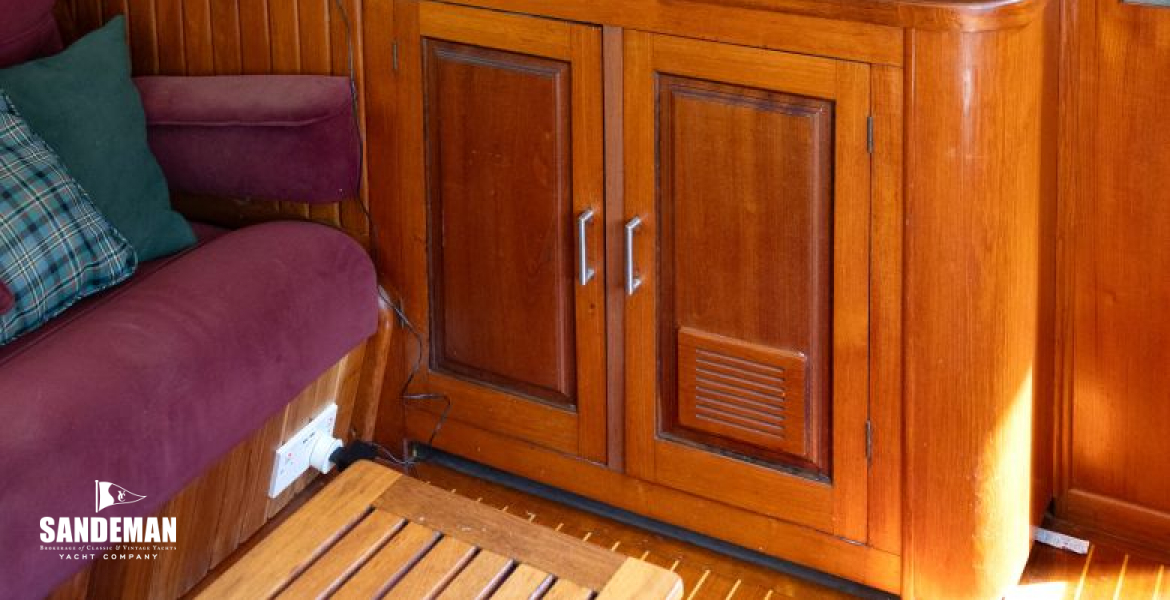 Deck saloon starboard aft w. TV