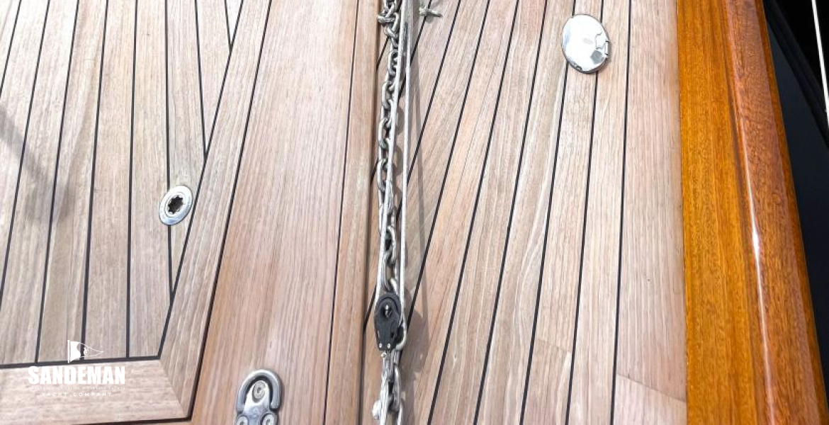 Foredeck view aft