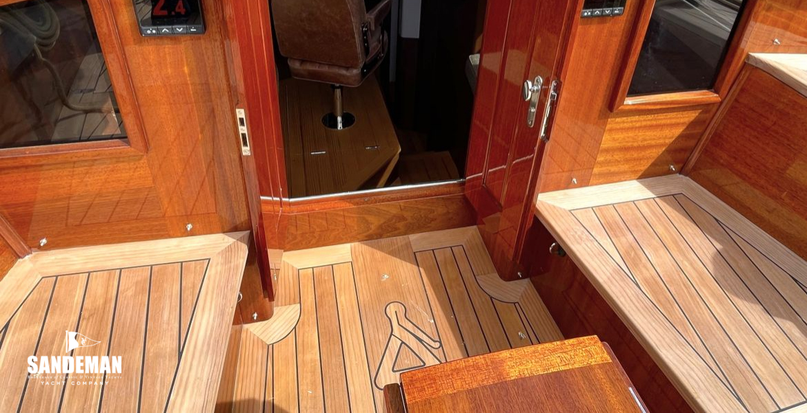 Companionway to deckhouse