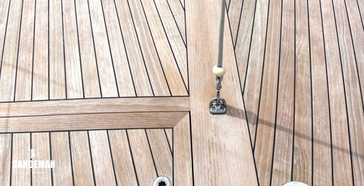 Foredeck view aft