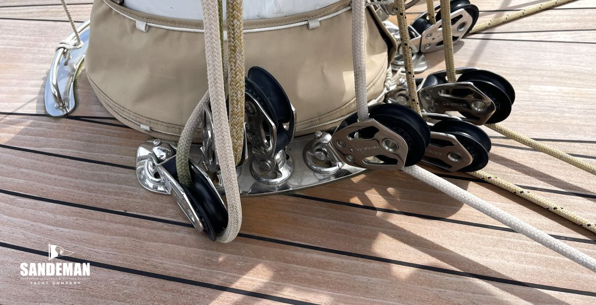 Mast details at deck