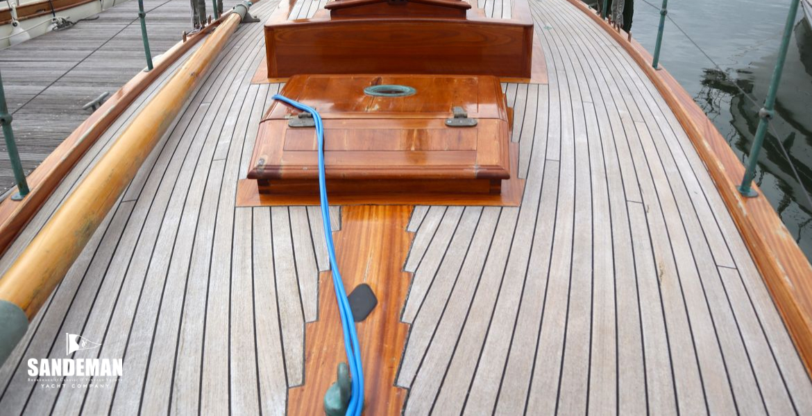 Foredeck view aft
