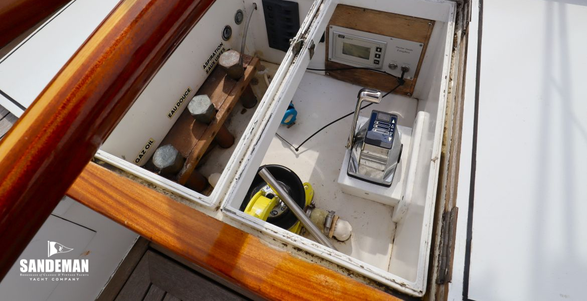 Rngine controils in aft cockpit locker