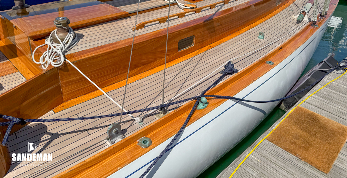 View forward to port over cabin trunk