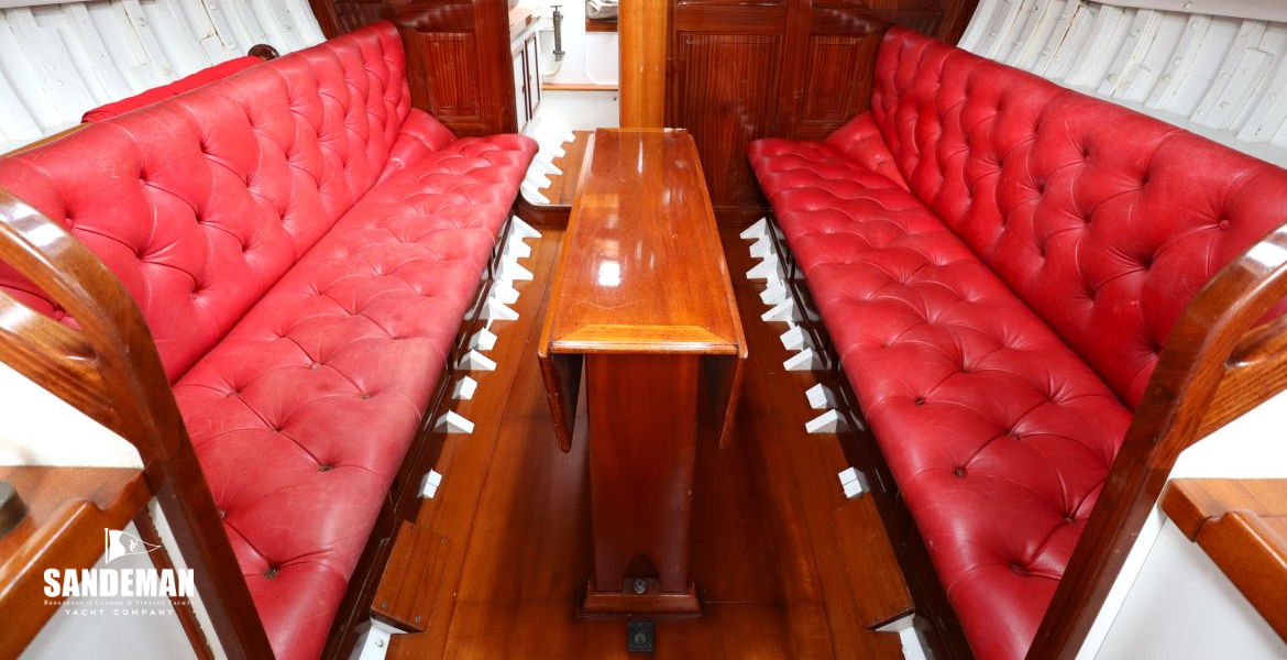 Saloon view forward