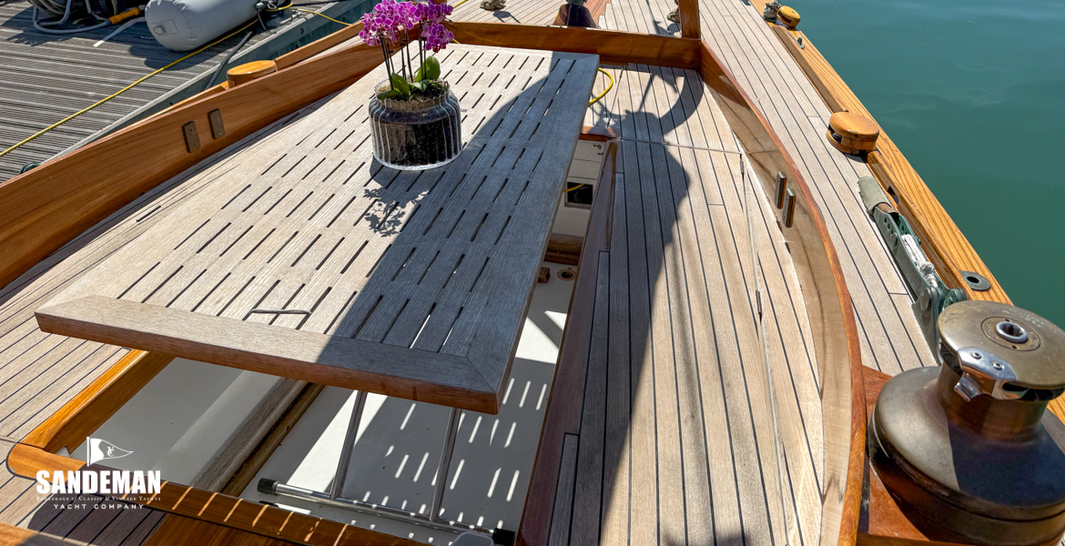 Cockpit sole grating as table