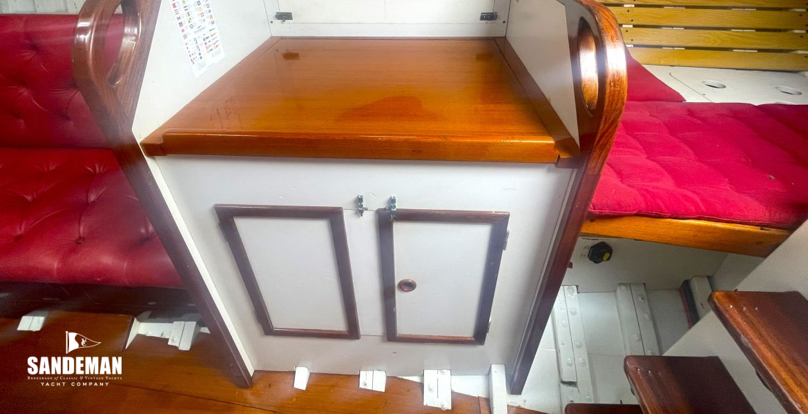Quarter berth and chart table to starboard