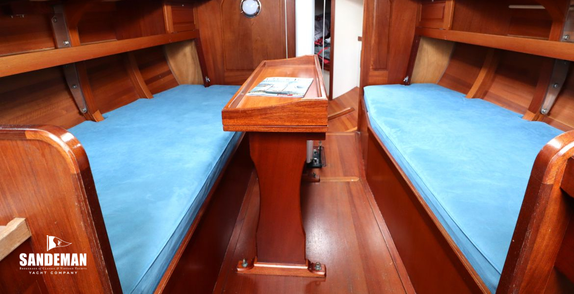 Saloon view forward
