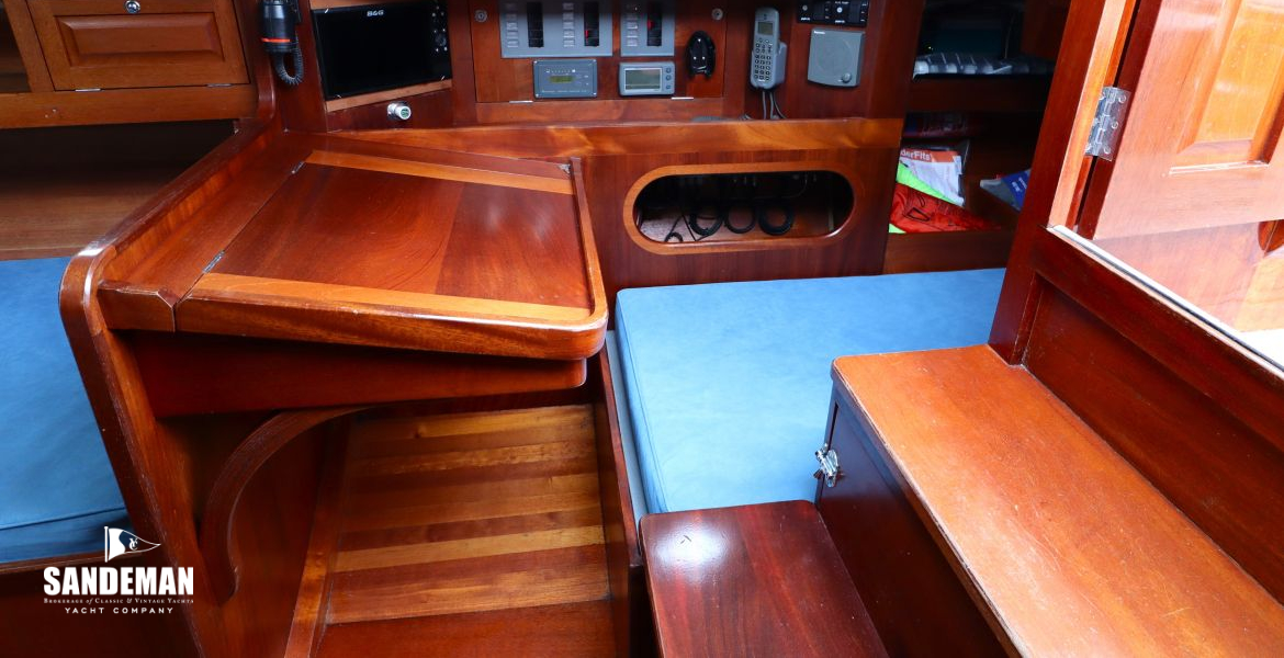 Navigation station to starboard
