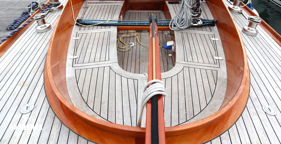 Cockpit forward