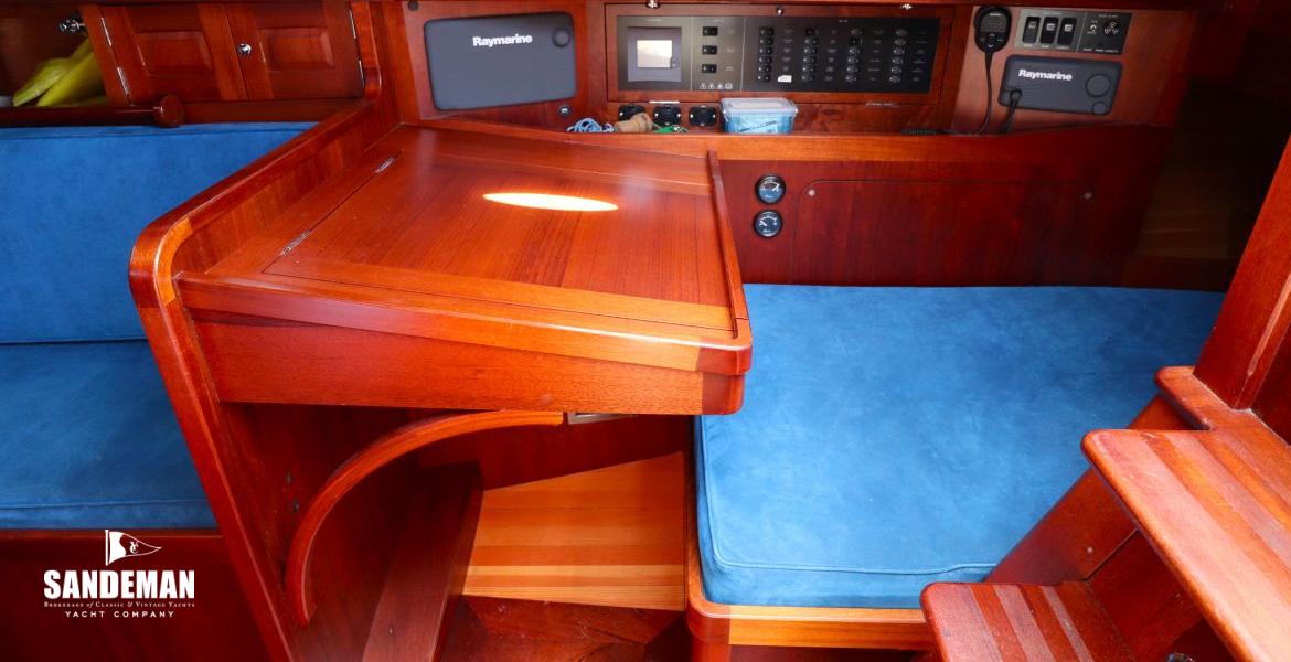 Navigation area and quarterberth to starboard