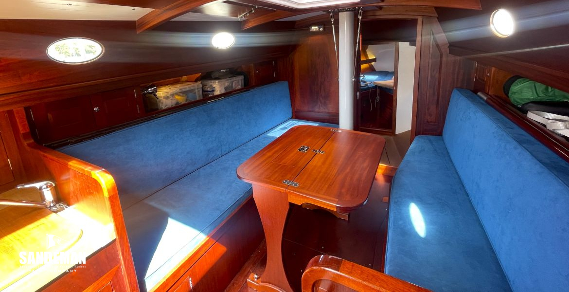 Saloon view forward