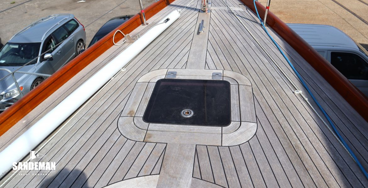 Foredeck view forward