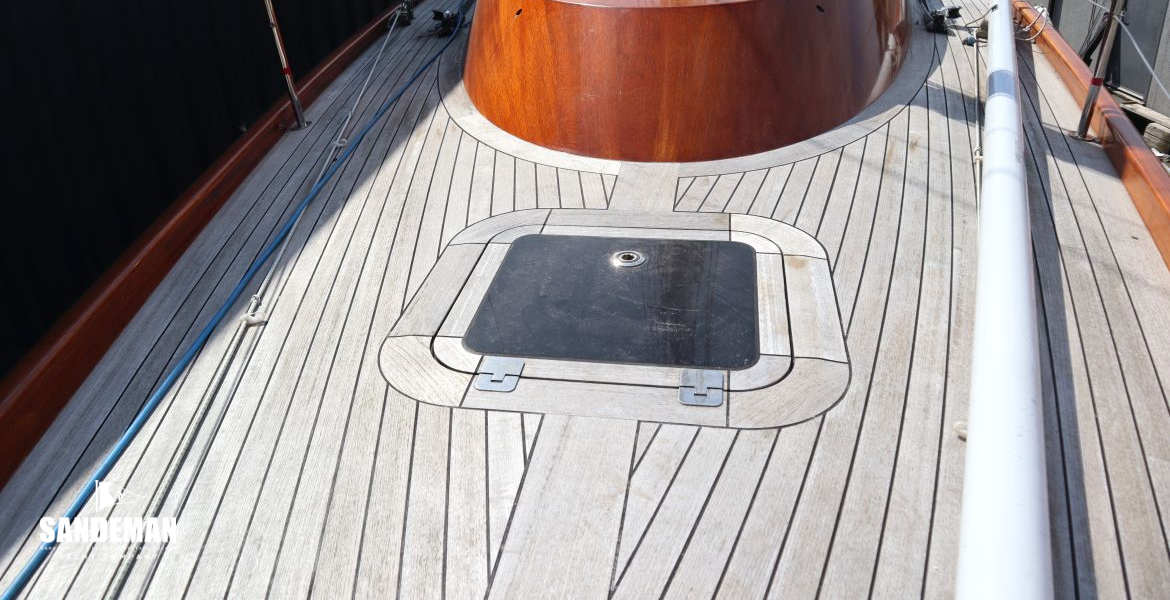 Foredeck view aft