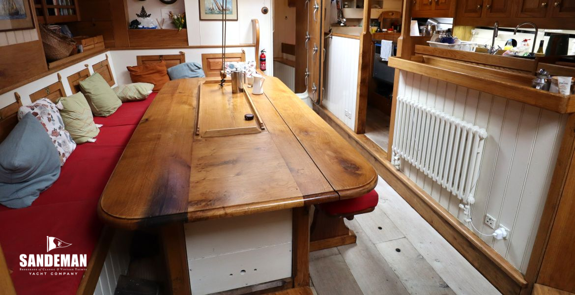 Saloon view forward