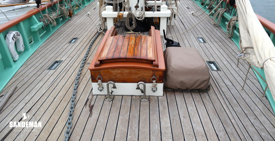 Foredeck view aft