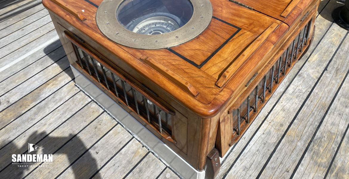 Aft accommodation glazed hatch