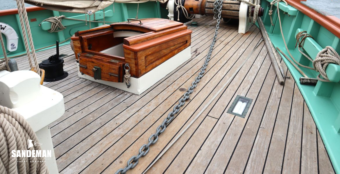 Foredeck view forward