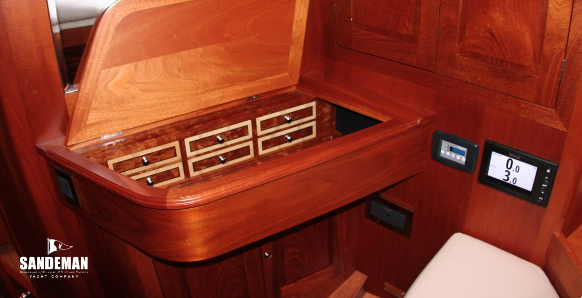 Dressing table to port