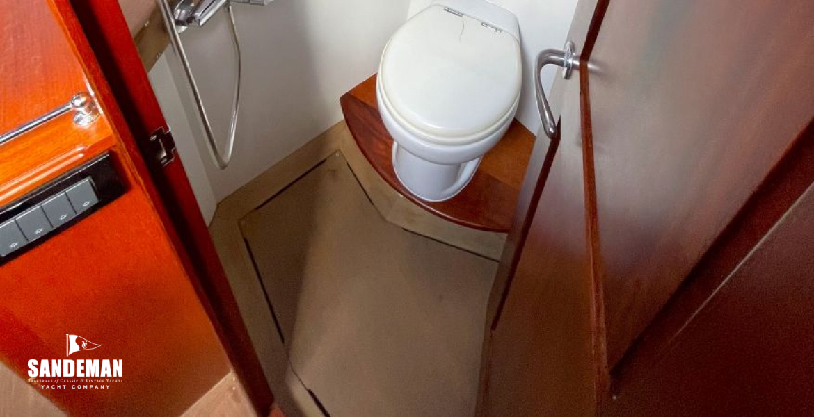 Day WC/ shower compartment to starboard