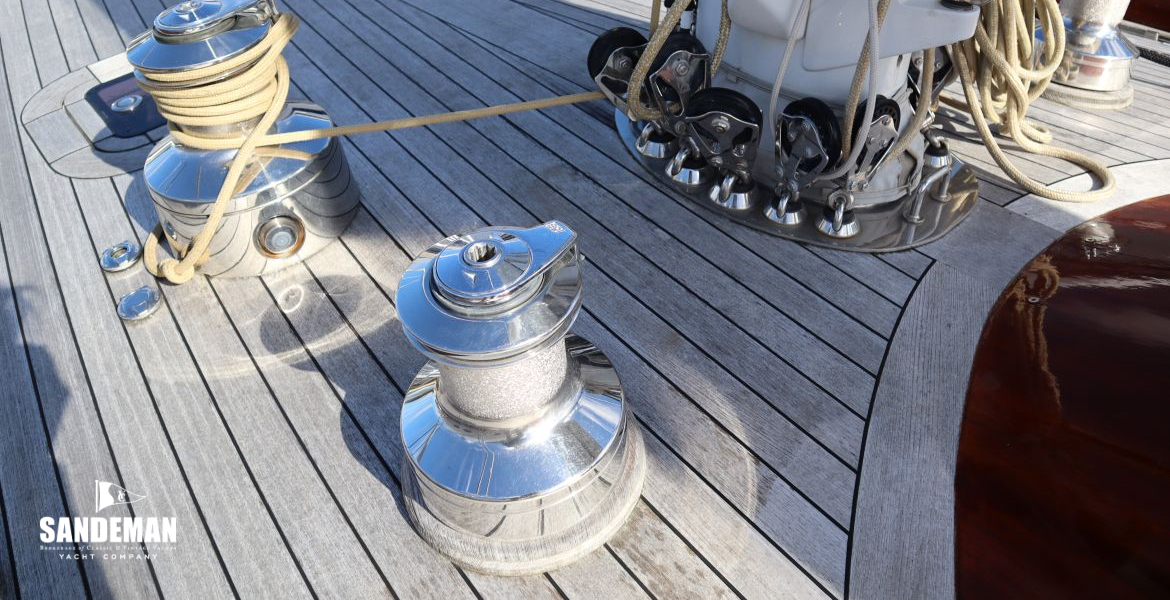 Mast at deck - halyard and line winches