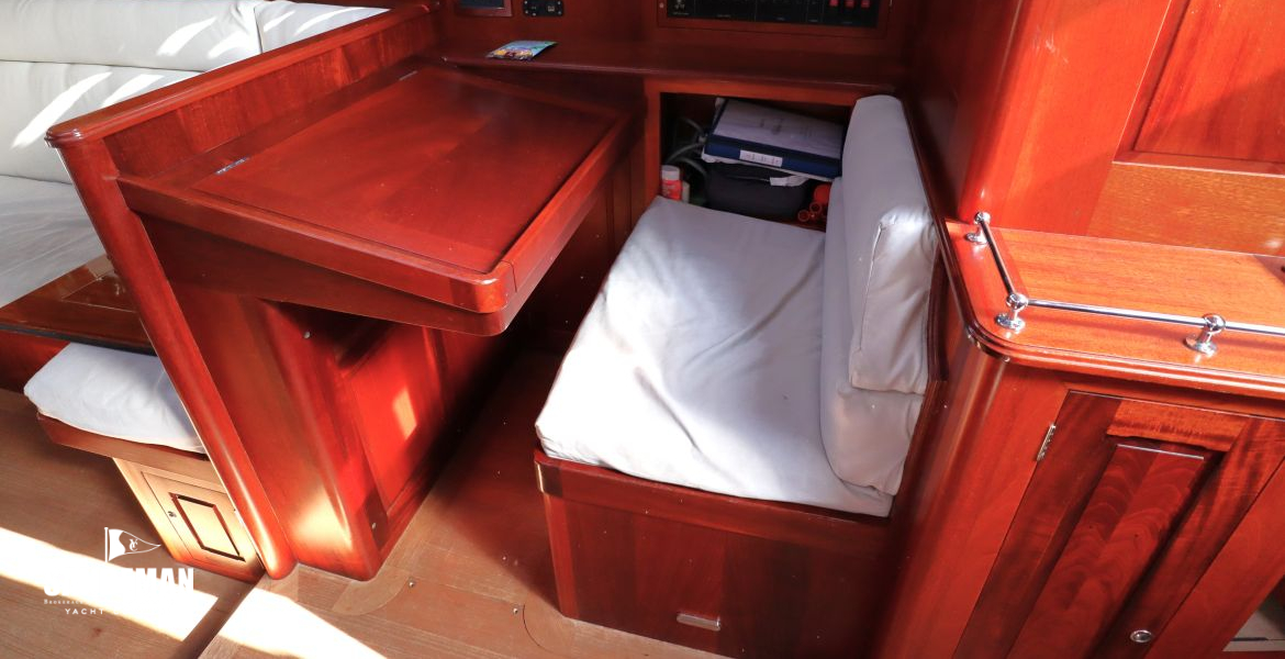 Navigation station to starboard