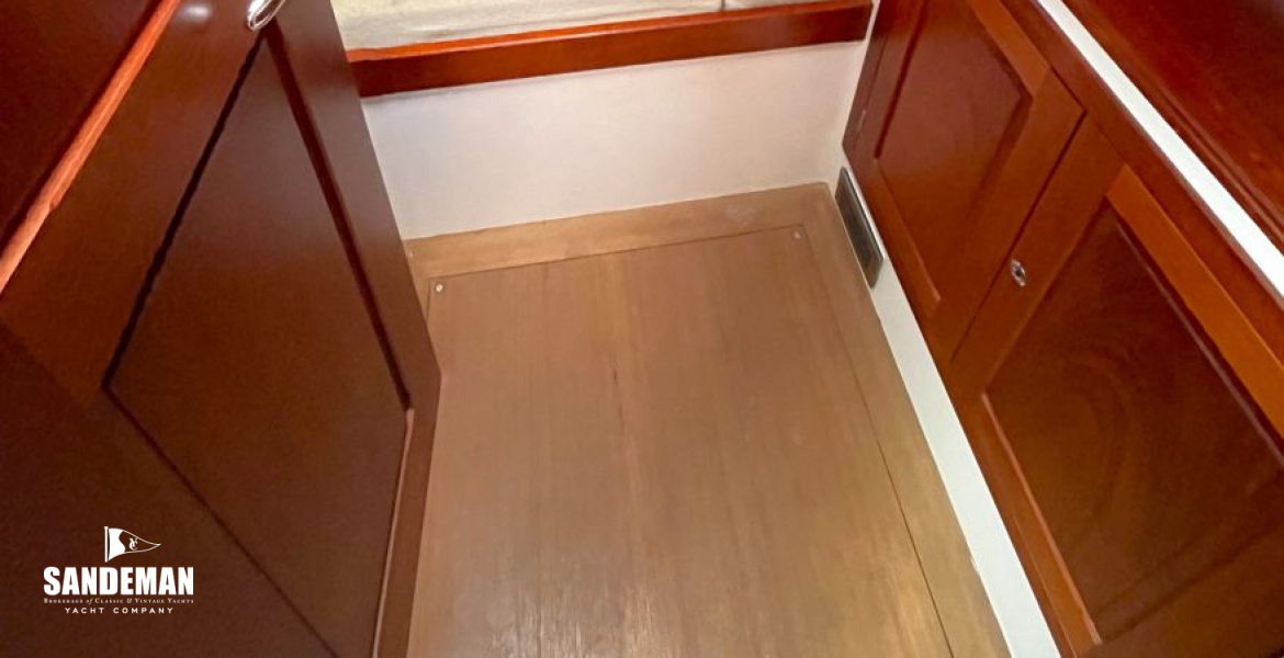 Port quarter double cabin