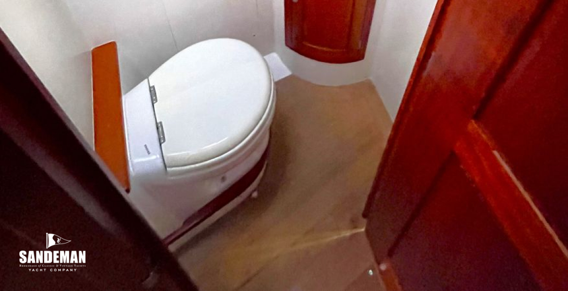 En-suite WC compartment to port