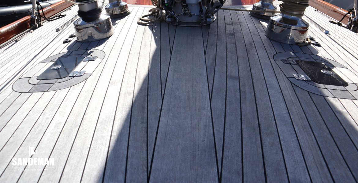 Foredeck view aft