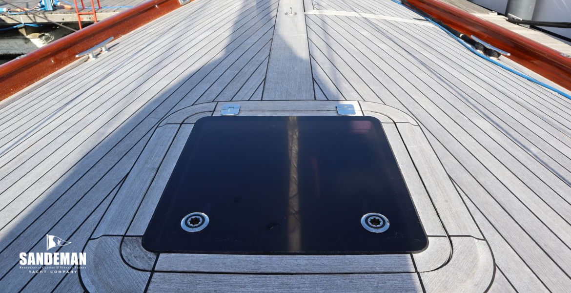 Foredeck view forward
