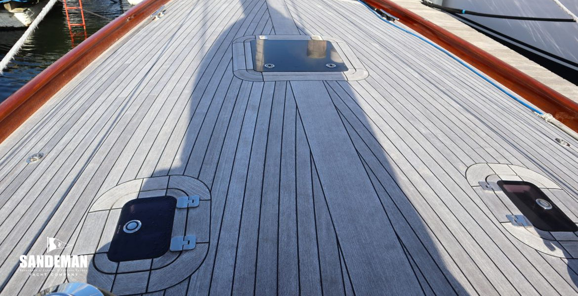 Foredeck view forward