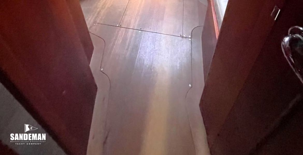 Into en-suite owner cabin forward