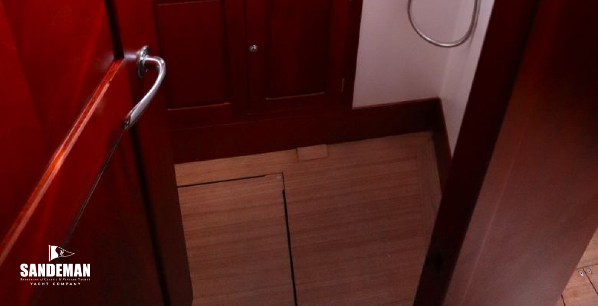 En-suite shower to starboard