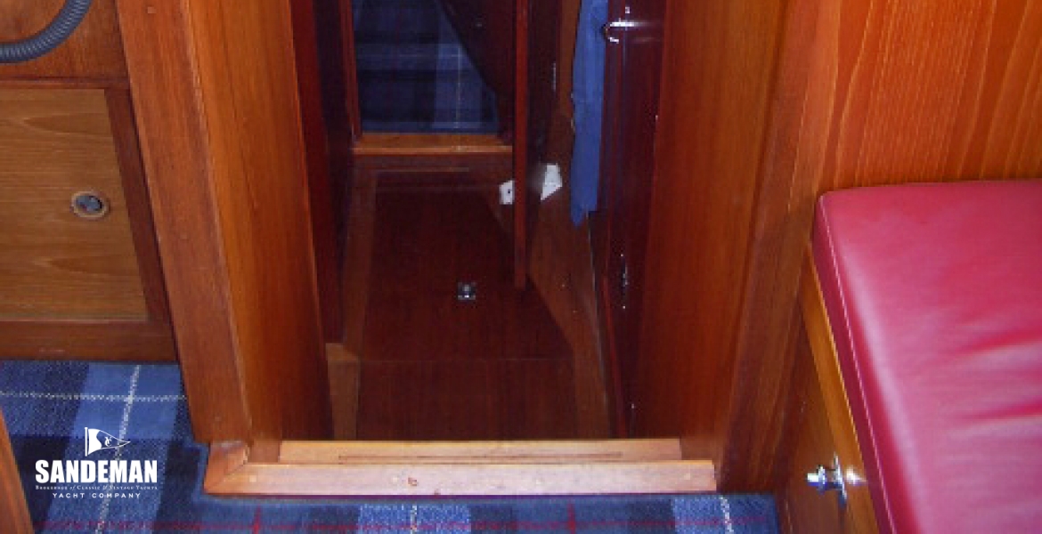 17Companionwaytofwdcabin.jpg