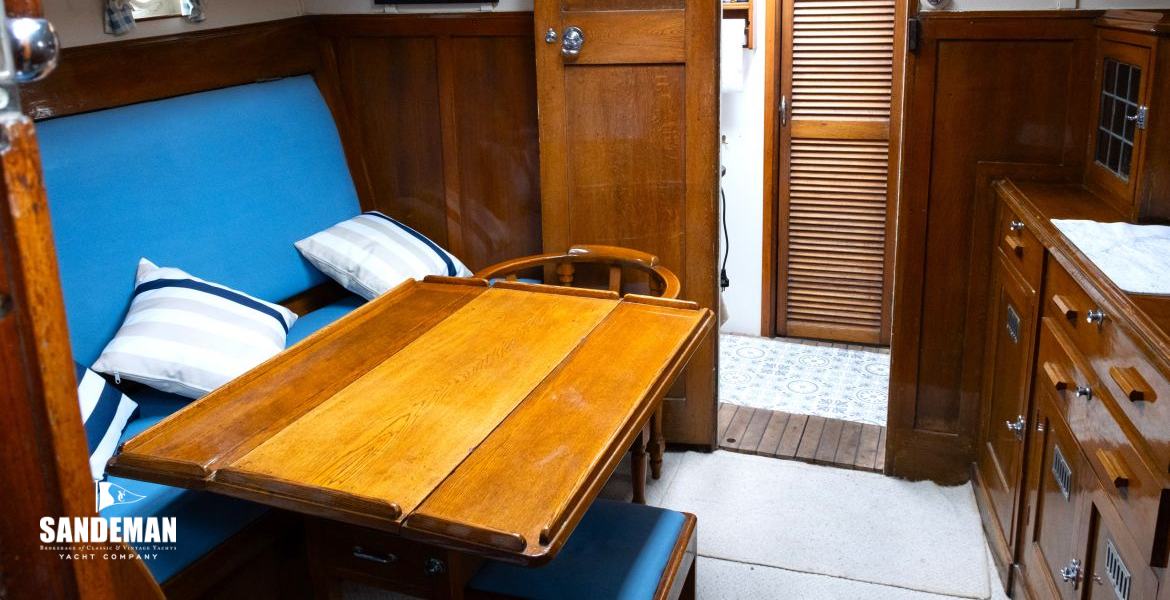 Saloon view forward