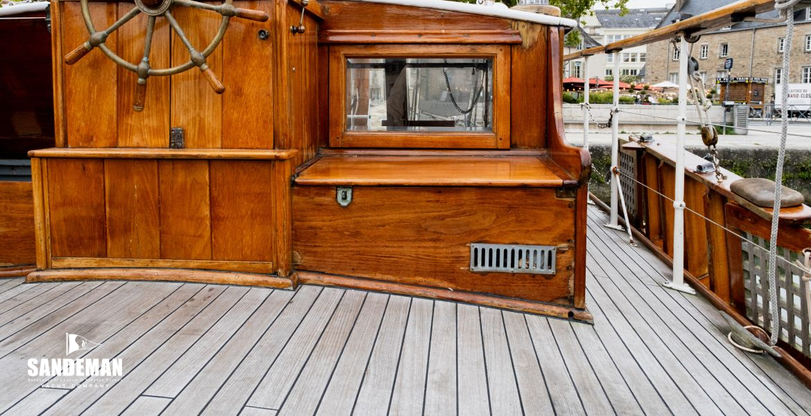 Wheelhouse aft to starboard