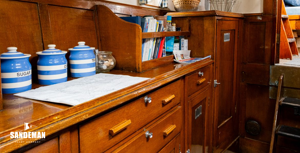 Saloon view aft to starboard