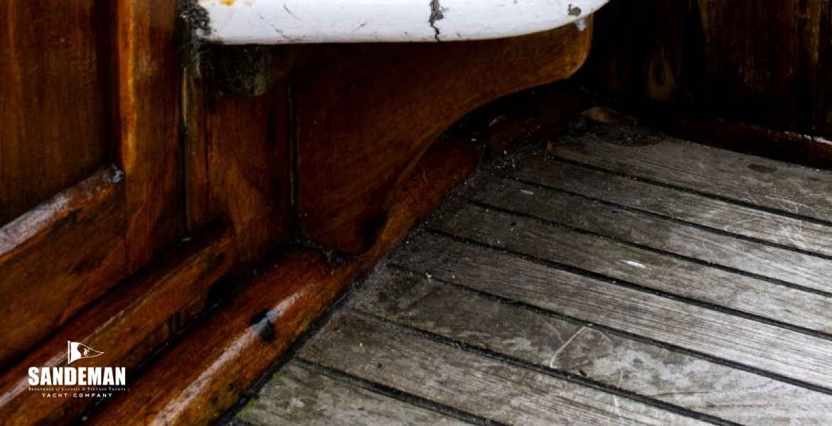 Step/ seat to aft deck
