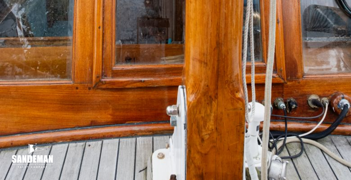 Main mast and windscreen