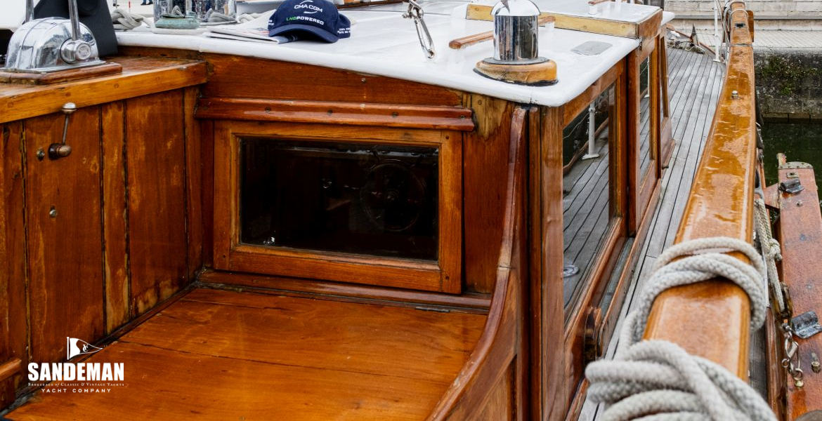 Wheelhouse starboard and starboard side deck