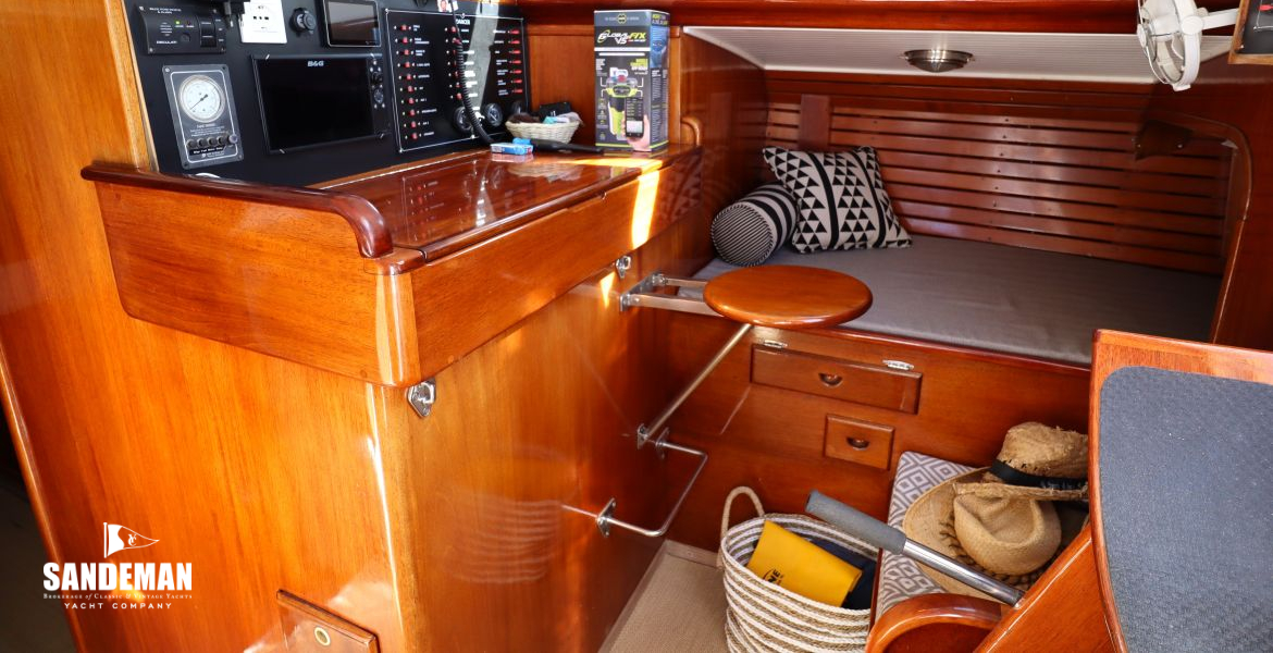 Nav station and quarter berth to starboard